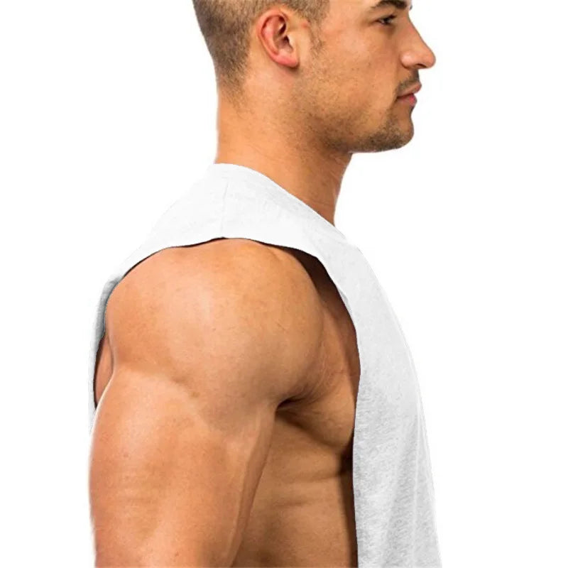 Camiseta sin mangas de fitness de corte bajo para hombres musculosos