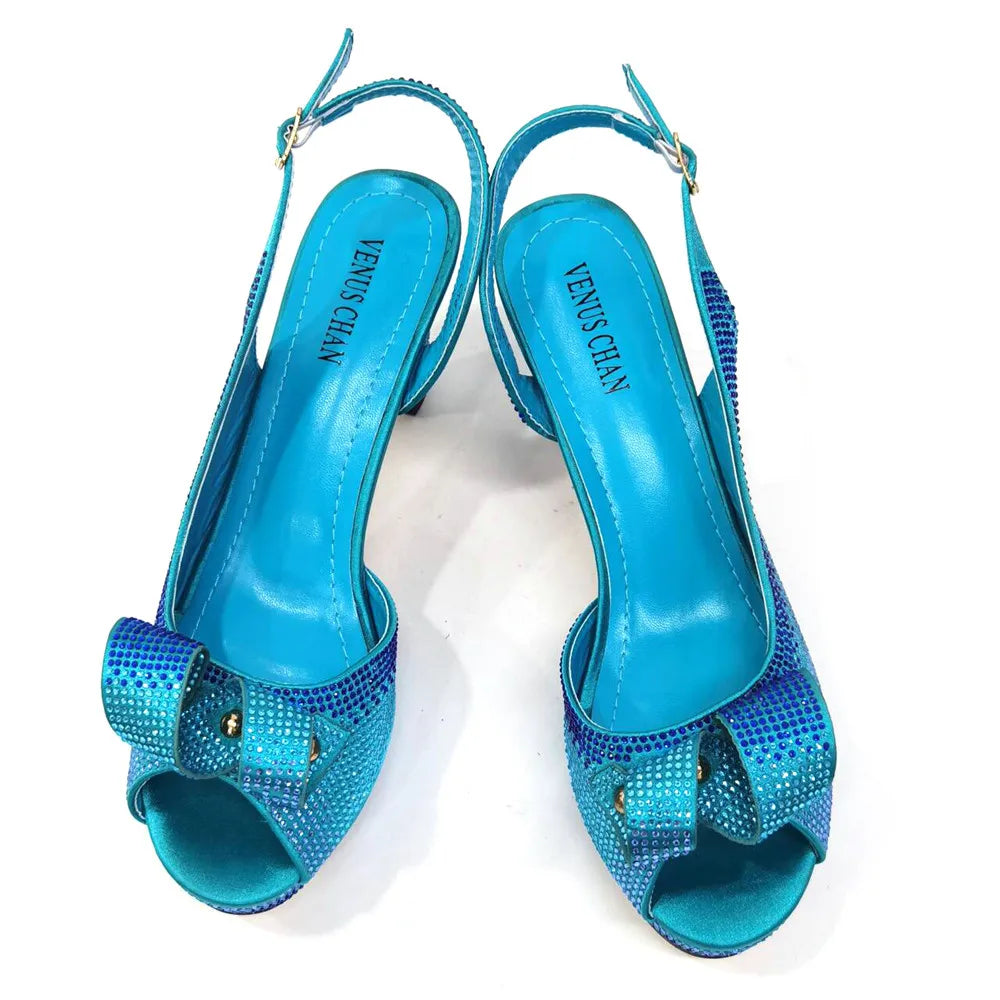 Set de bolso con incrustaciones de diamantes y zapatos de tacón alto con diseño italiano