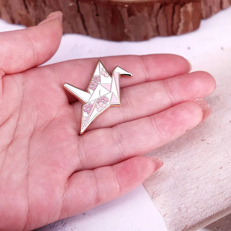 Pin esmaltado grulla de origami sakura
