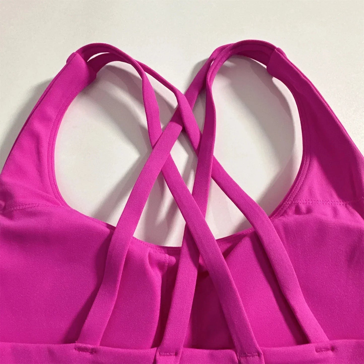 Sujetador deportivo para mujer de color liso, de punto cruzado, suave y de alta resistencia, top ajustado para entrenamiento completo, gimnasio, yoga, ropa interior con almohadillas para el pecho
