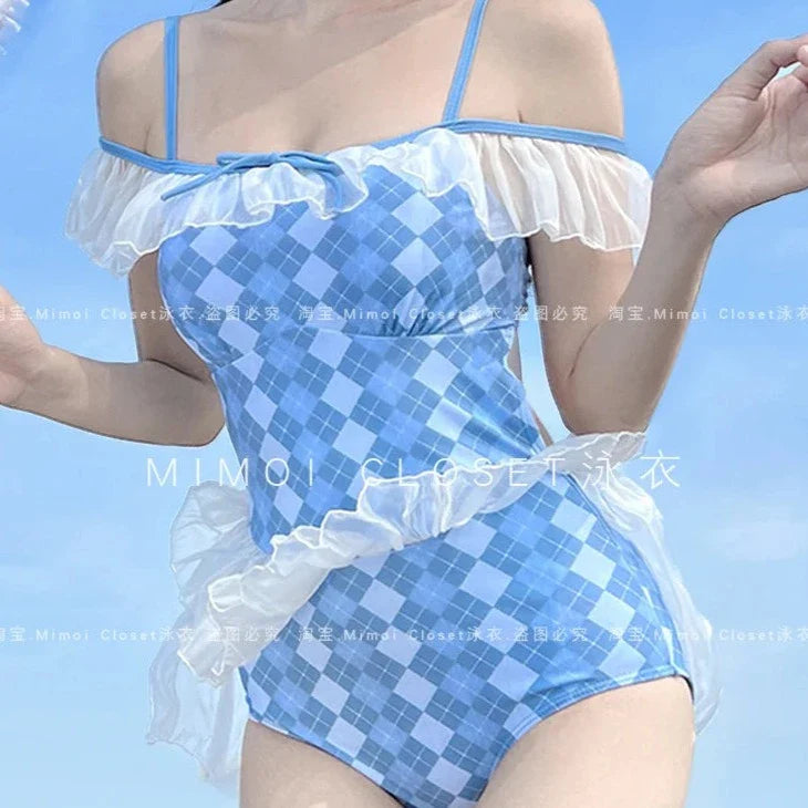 Lindo traje de baño de una pieza con estampado de rombos azules