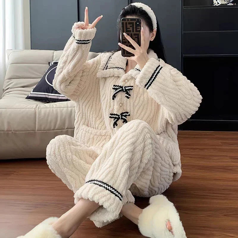 Pijama blanco y negro de niña