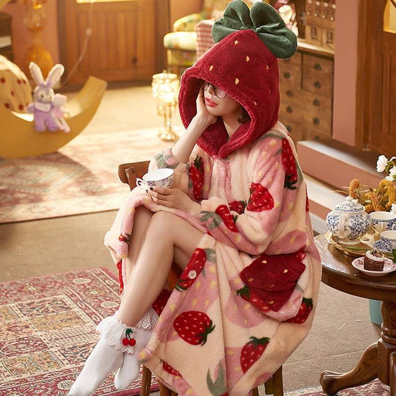 Bata con capucha y estampado de fresas