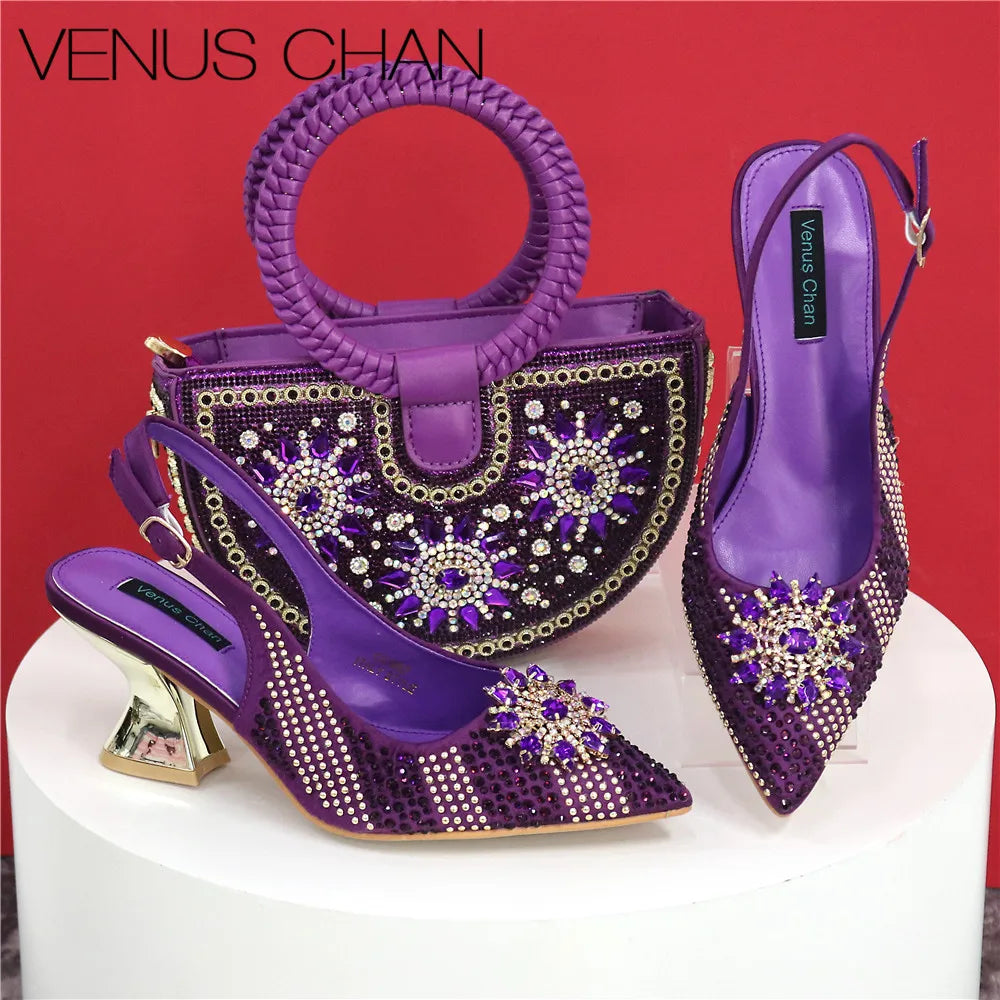 Zapatos y bolso de diseño italiano combinados con carteras de mano de pétalos hechas a mano