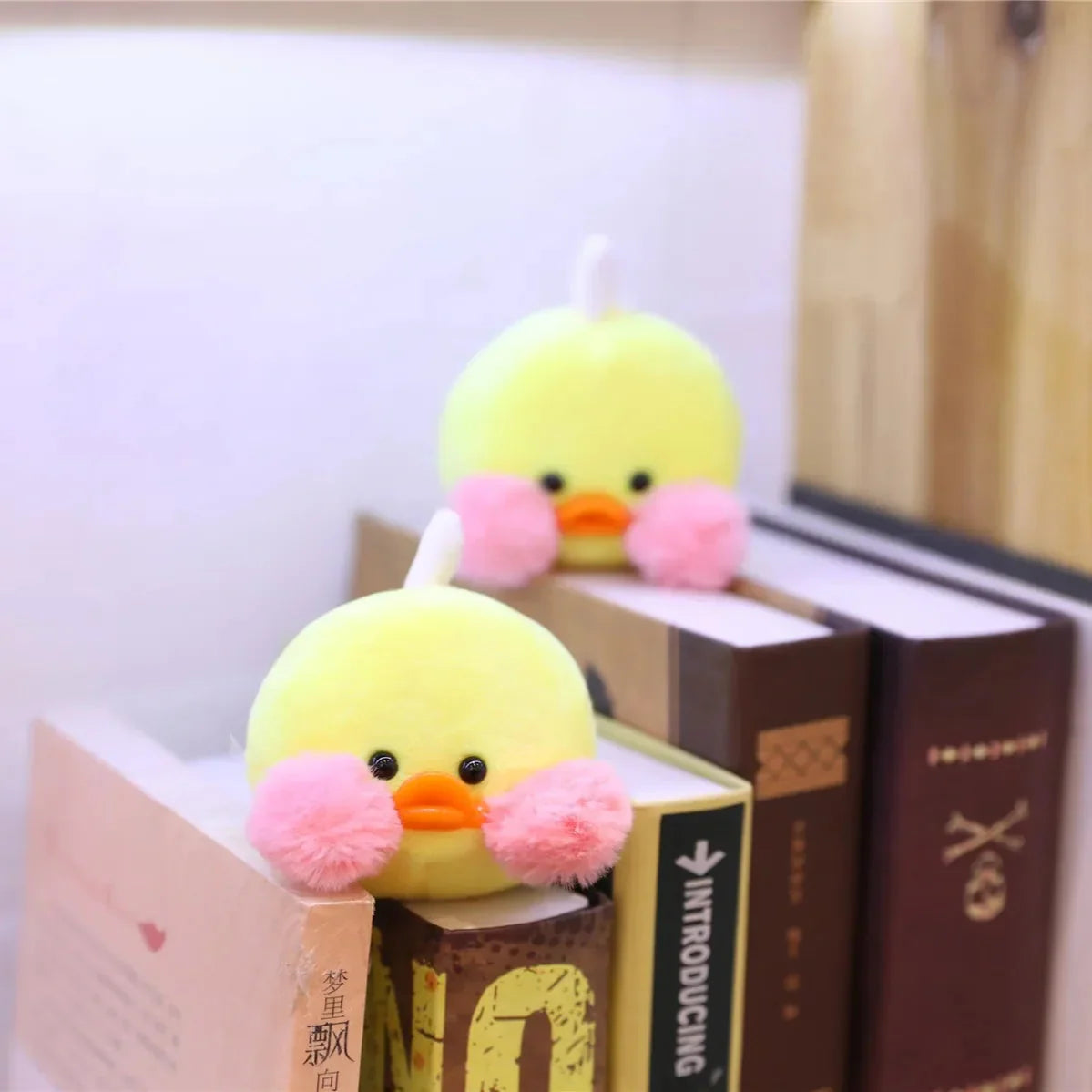 Peluchitos de pato en una almohada