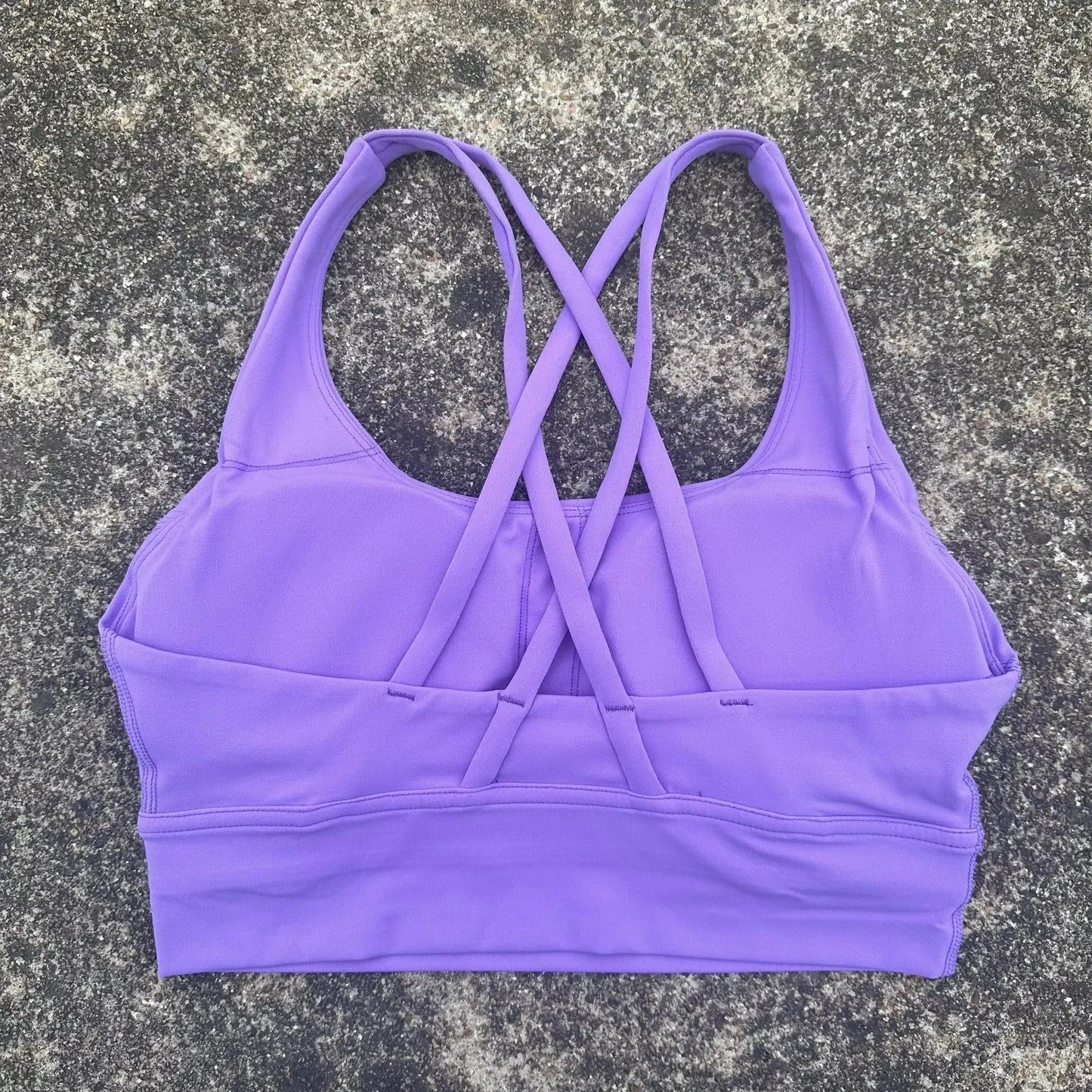 Sujetador deportivo para mujer de color liso, de punto cruzado, suave y de alta resistencia, top ajustado para entrenamiento completo, gimnasio, yoga, ropa interior con almohadillas para el pecho