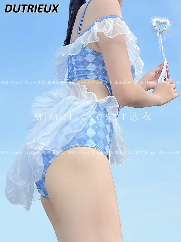 Lindo traje de baño de una pieza con estampado de rombos azules