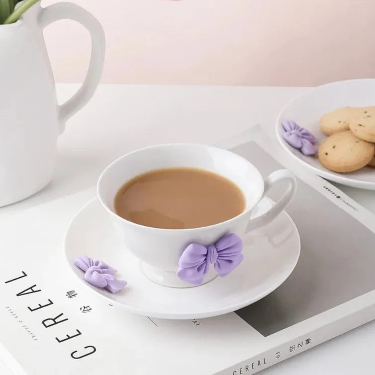 Tazas de café y tazas de té coquetas