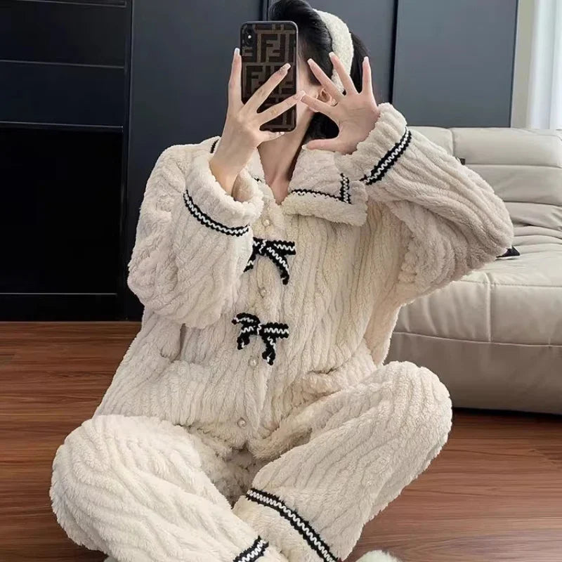 Pijama blanco y negro de niña