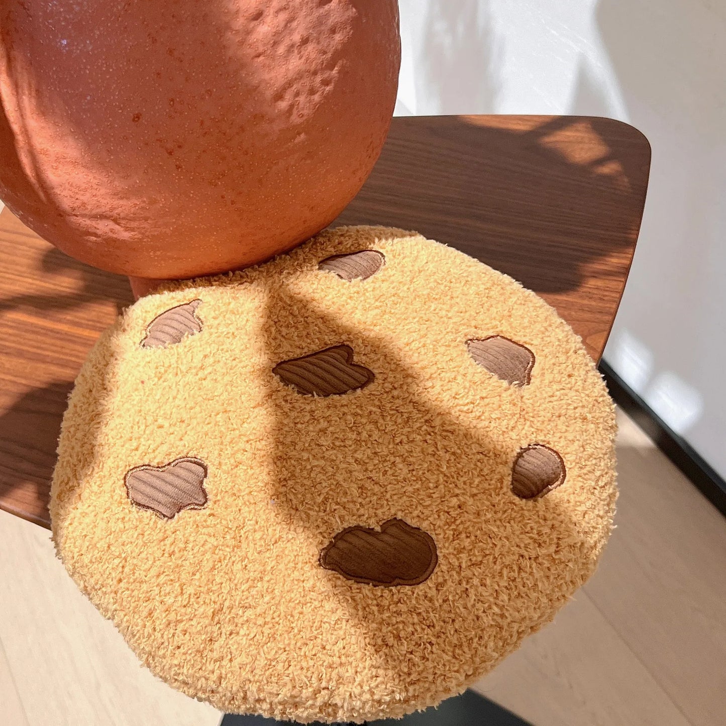 Almohada de peluche de galleta con chispas de chocolate