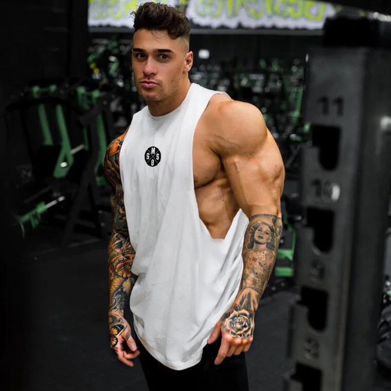 Camiseta sin mangas de fitness de corte bajo para hombres musculosos