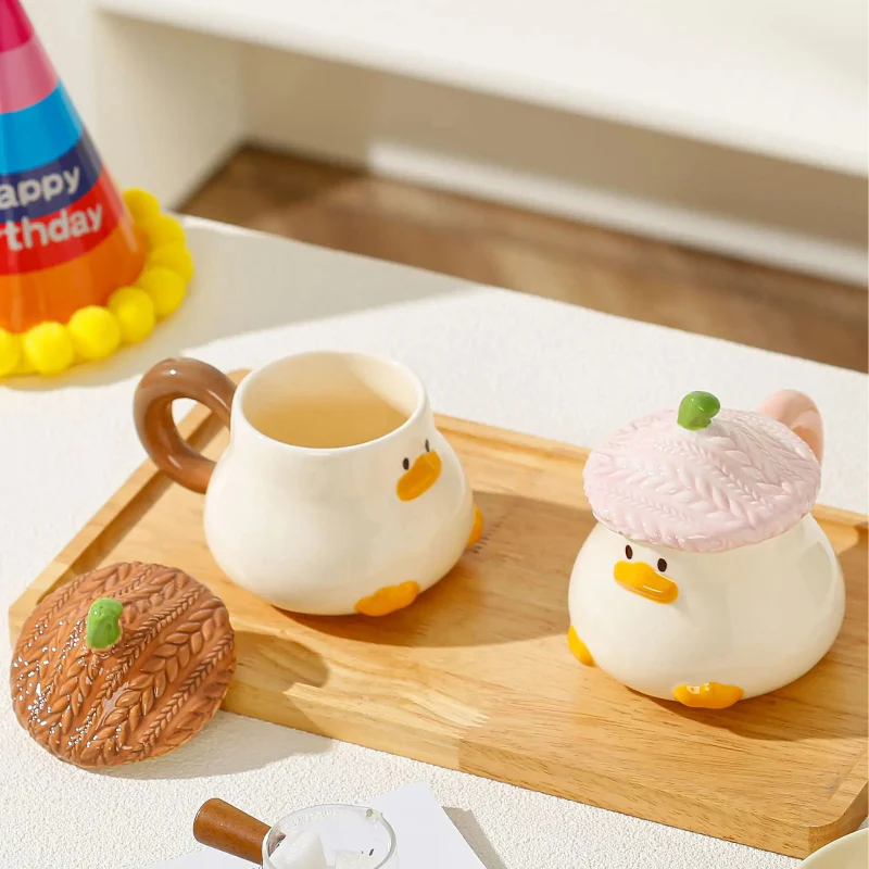 Taza de pato kawaii con tapa