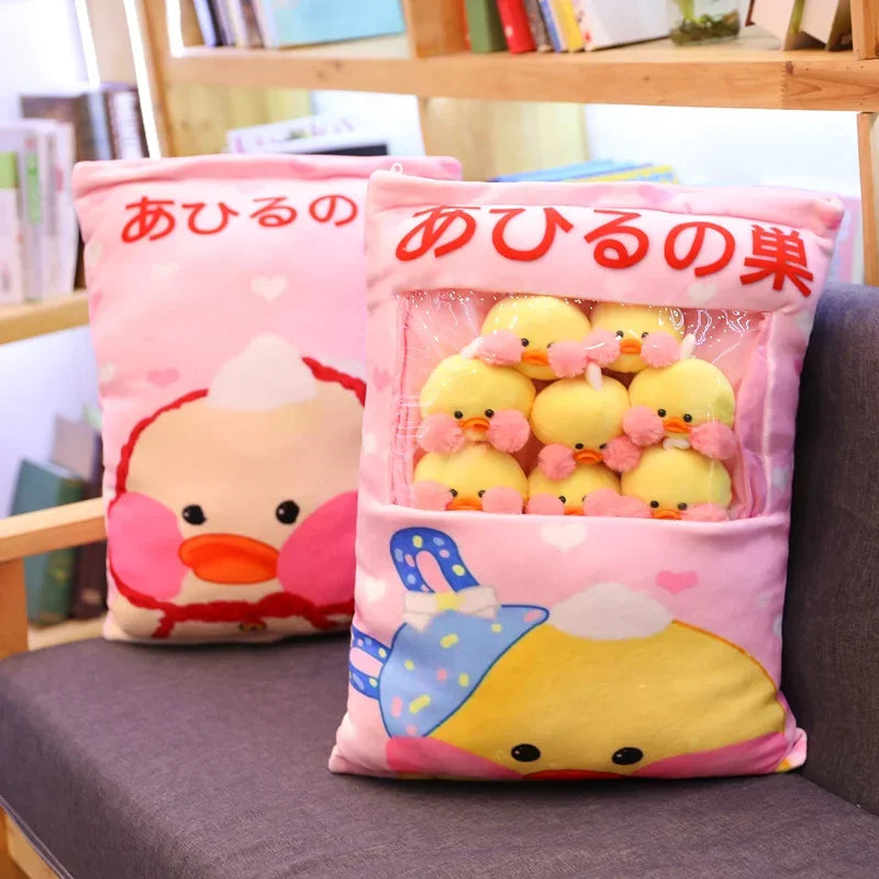 Peluchitos de pato en una almohada