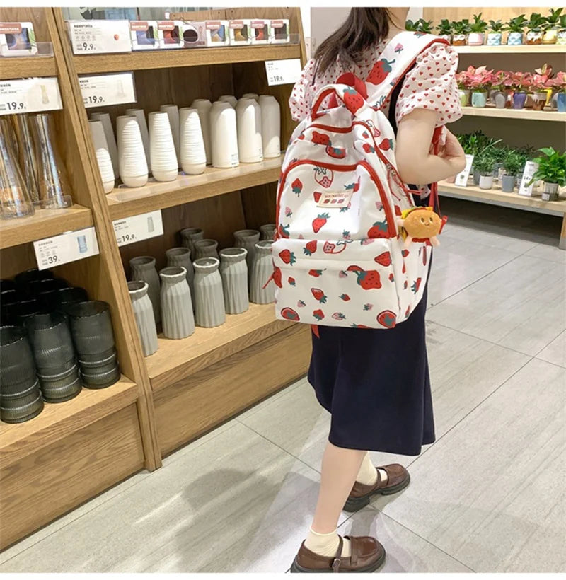 Mochila con estampado de fresas blancas y rojas