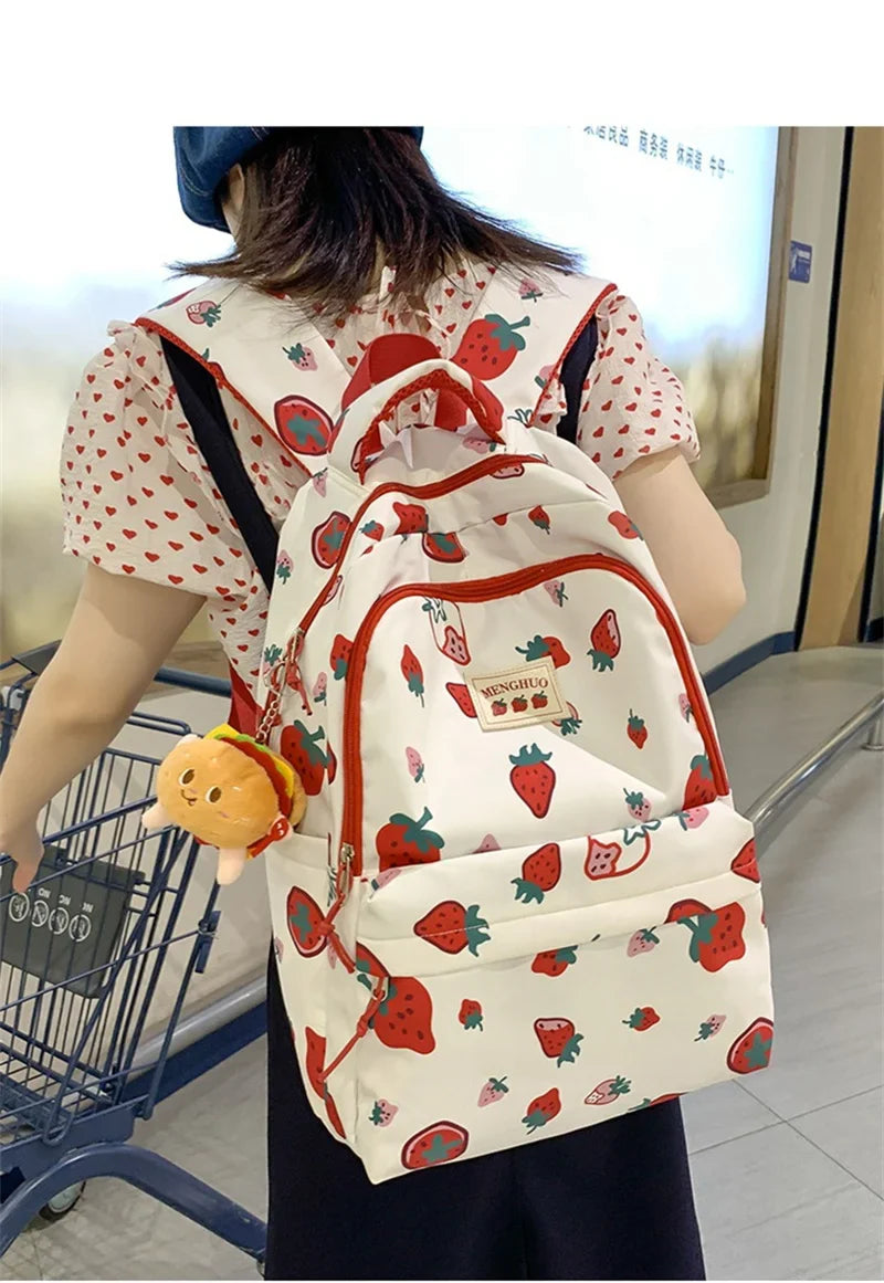 Mochila con estampado de fresas blancas y rojas