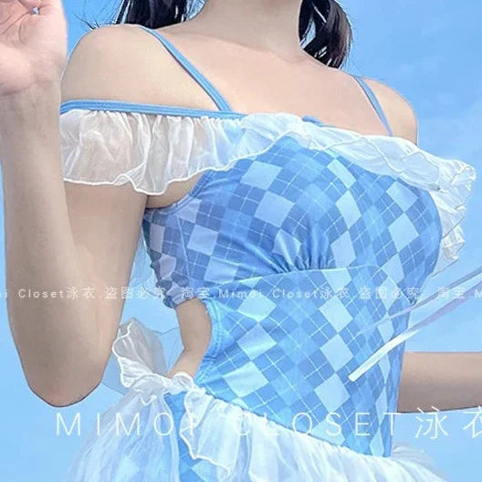 Lindo traje de baño de una pieza con estampado de rombos azules