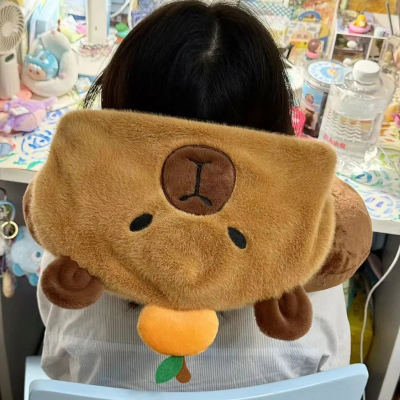 Almohada de cuello de capibara de peluche con sombrero