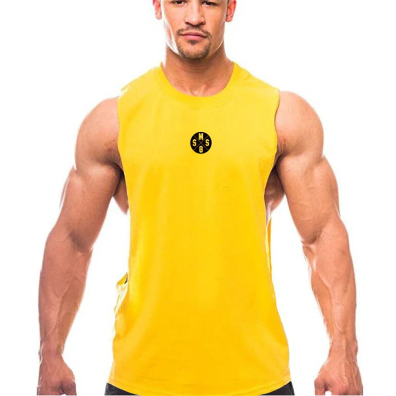 Camiseta sin mangas de fitness de corte bajo para hombres musculosos