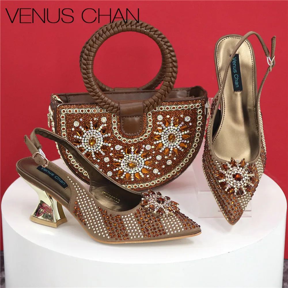 Zapatos y bolso de diseño italiano combinados con carteras de mano de pétalos hechas a mano