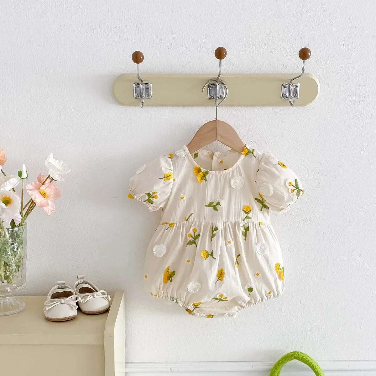 Summer baby girl embroidered three-dimensional small flower thin round neck jumpsuit, baby sweet short-sleeved jumpsuit suitable