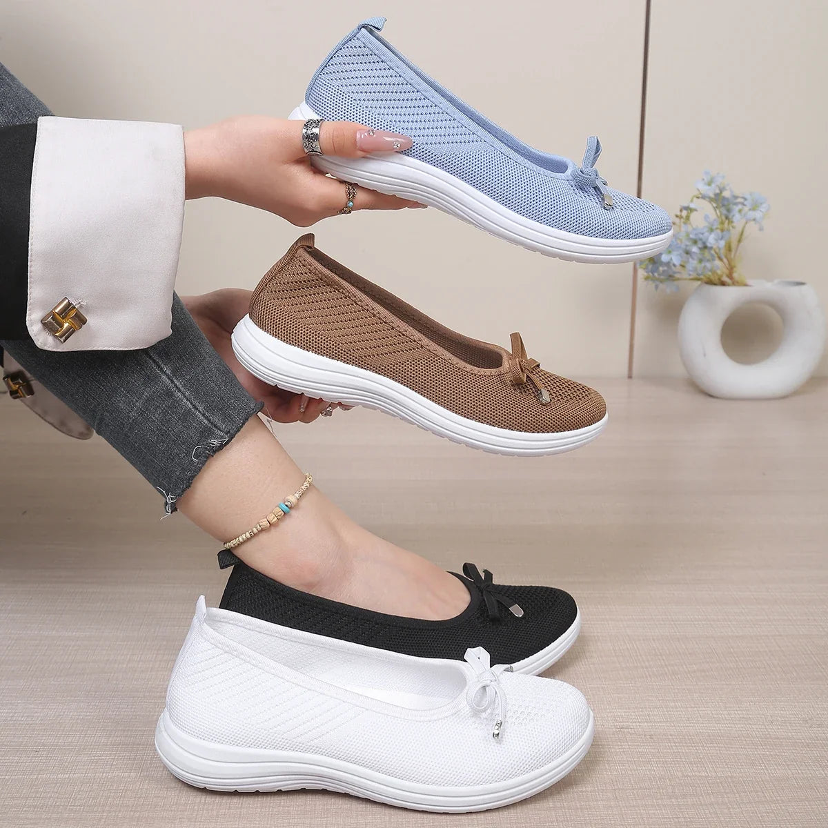 Women's Breathable Mesh Flat Shoes, Decorated with a Bow, Are Lightweight and Comfortable, Perfect for Mom Shoes.