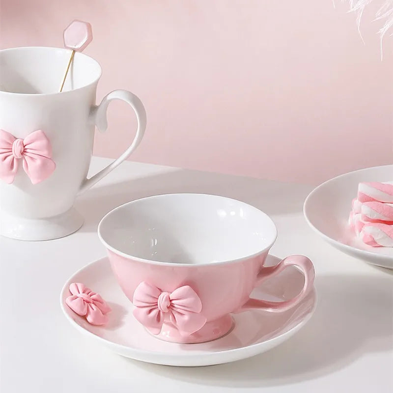 Tazas de café y tazas de té coquetas