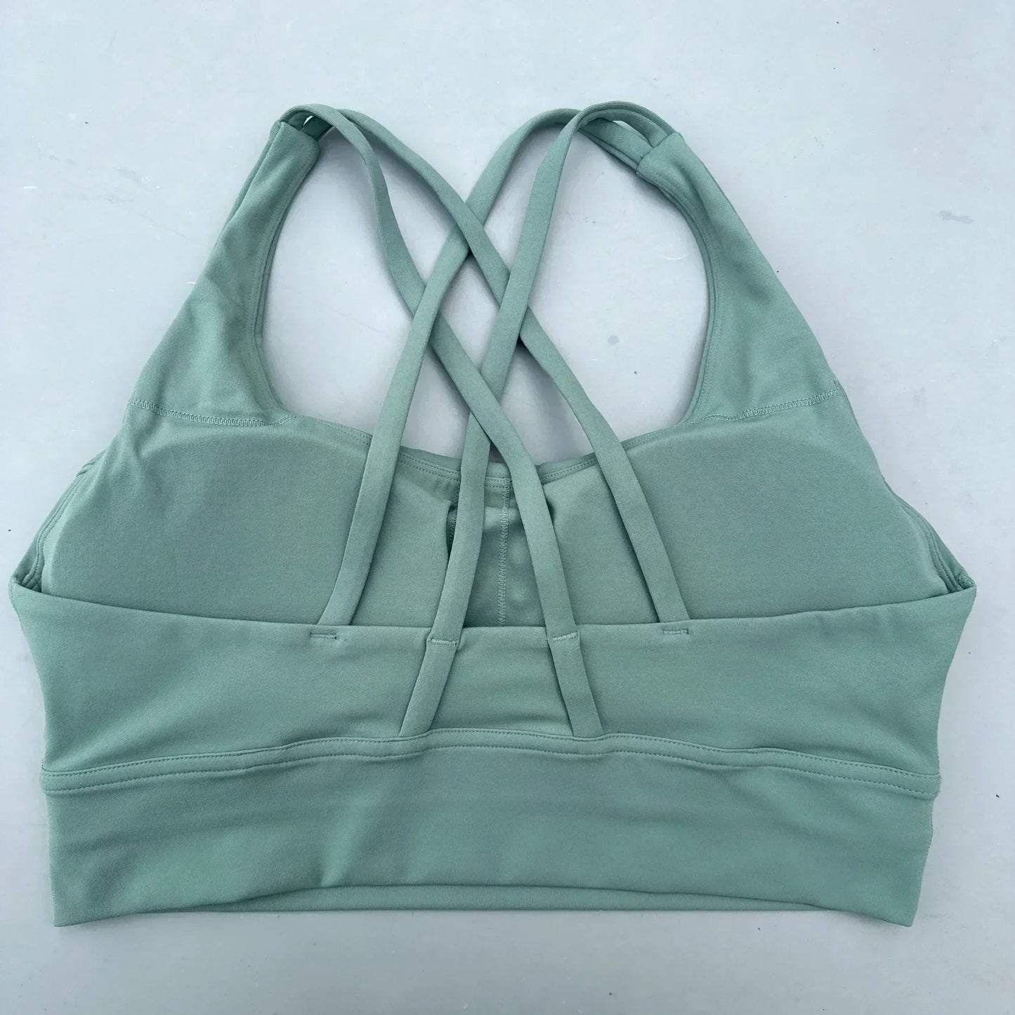Sujetador deportivo para mujer de color liso, de punto cruzado, suave y de alta resistencia, top ajustado para entrenamiento completo, gimnasio, yoga, ropa interior con almohadillas para el pecho