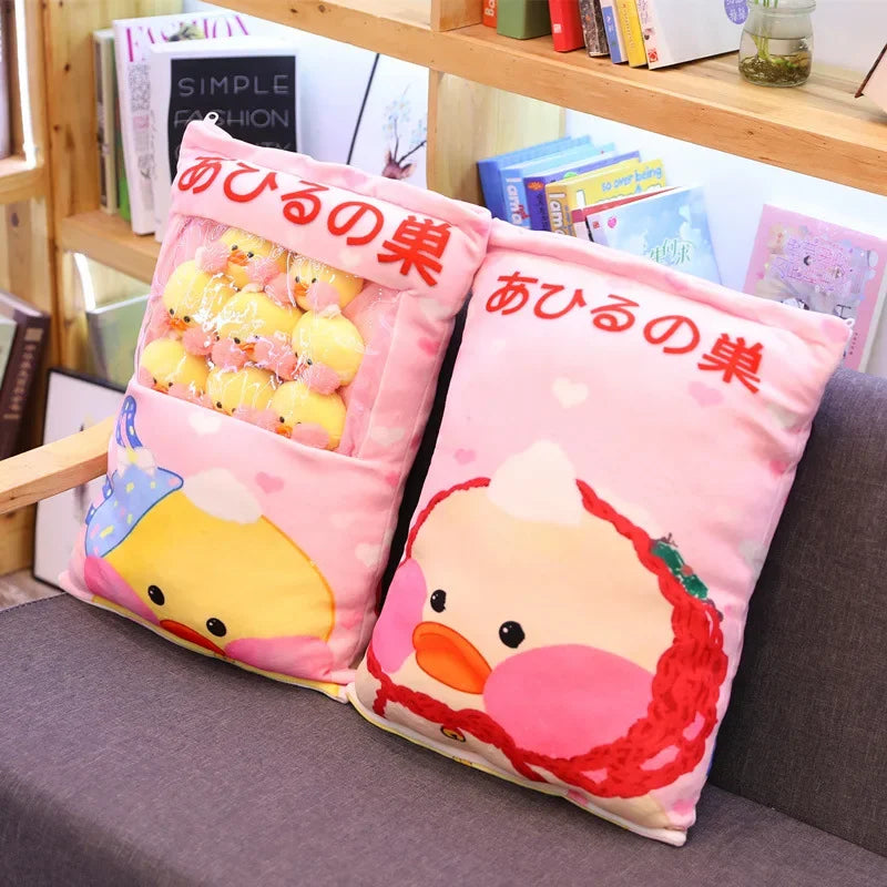 Peluchitos de pato en una almohada