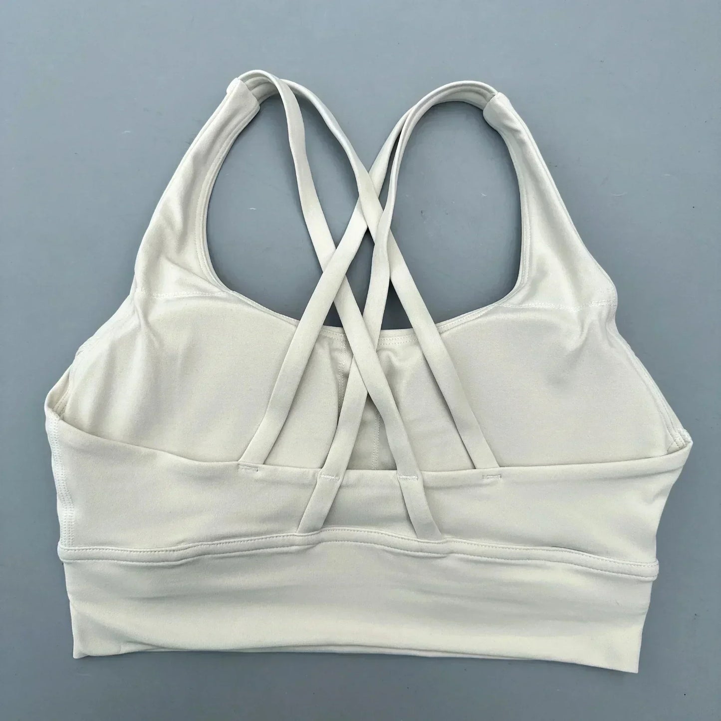 Sujetador deportivo para mujer de color liso, de punto cruzado, suave y de alta resistencia, top ajustado para entrenamiento completo, gimnasio, yoga, ropa interior con almohadillas para el pecho