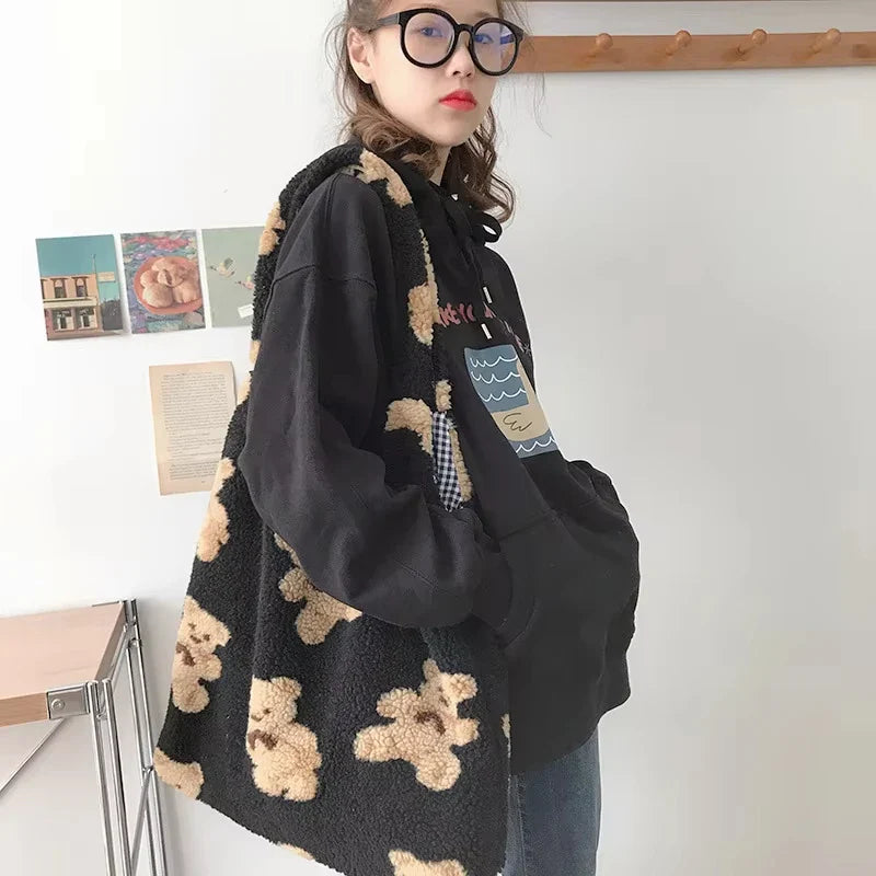 Bolso de mano con estampado de osito de peluche.