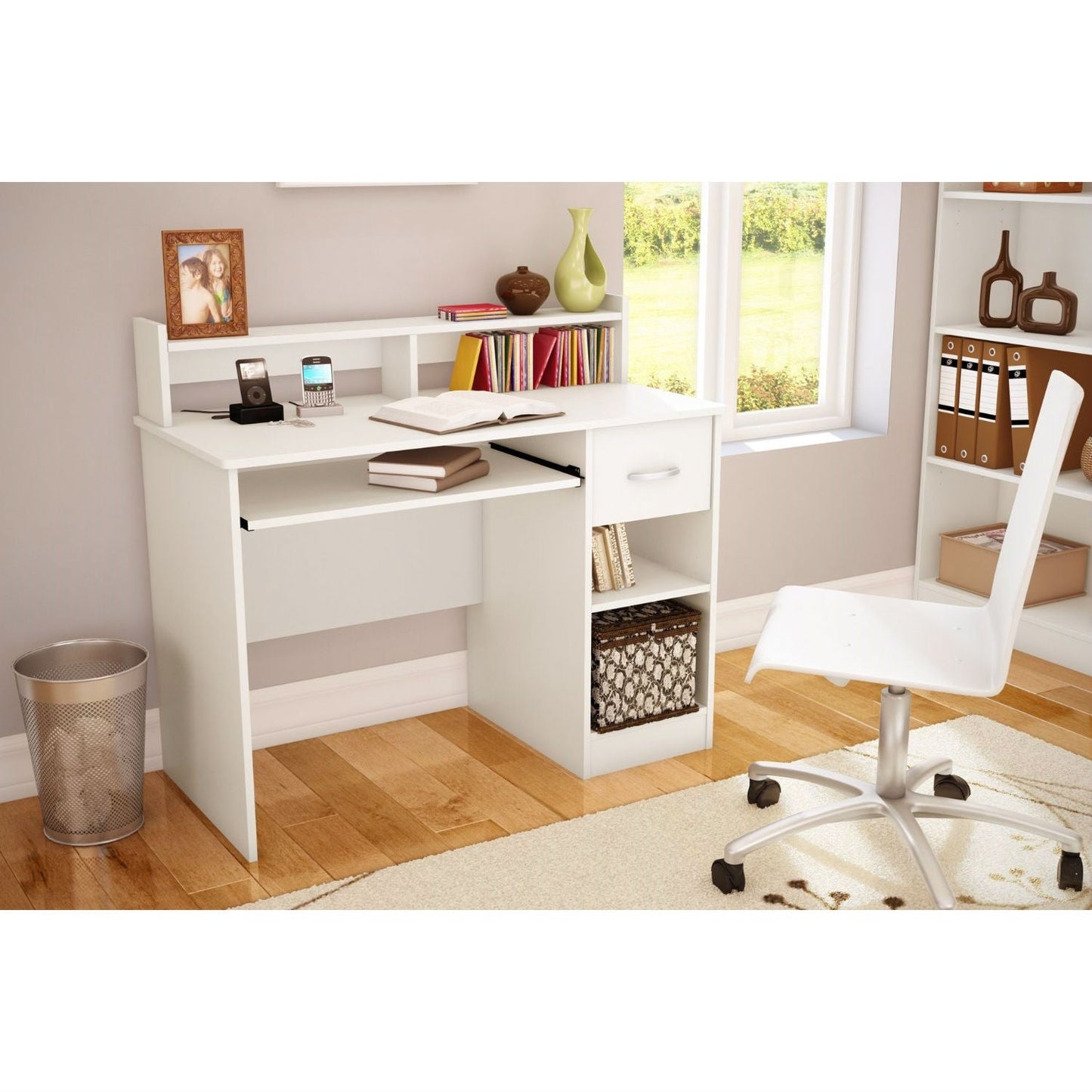 Escritorio de ordenador contemporáneo para oficina en casa con acabado de madera blanca