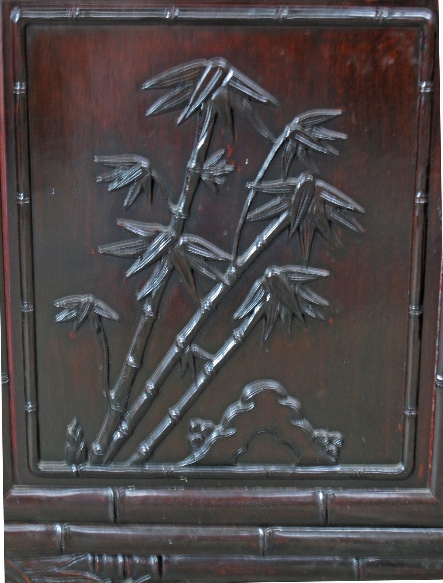 Aparador/bufé de madera oscura hecho a mano con bambú tallado
