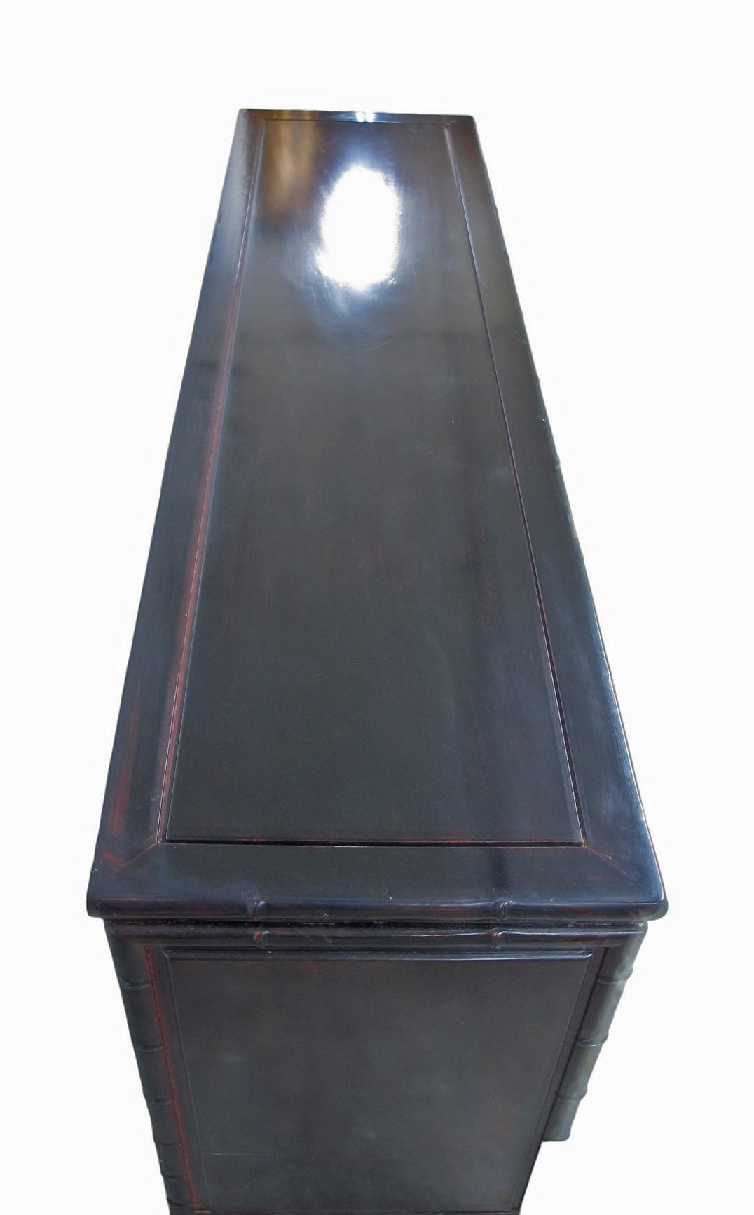 Aparador/bufé de madera oscura hecho a mano con bambú tallado