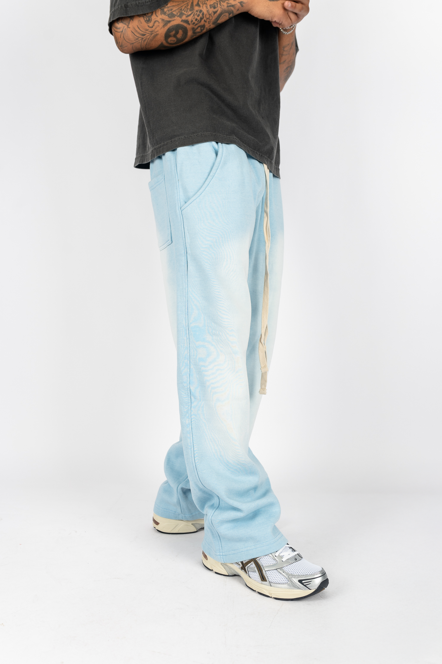 Pantalones de chándal blanqueados y secados al sol