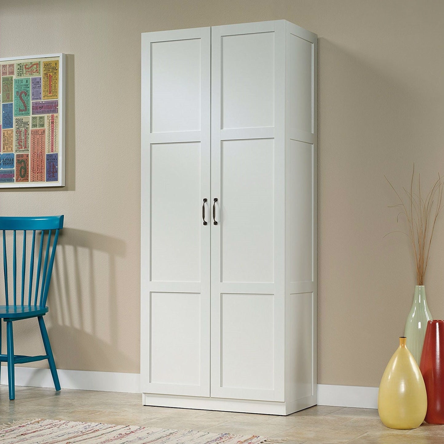 Armario de almacenamiento blanco con 4 estantes y puertas de panel