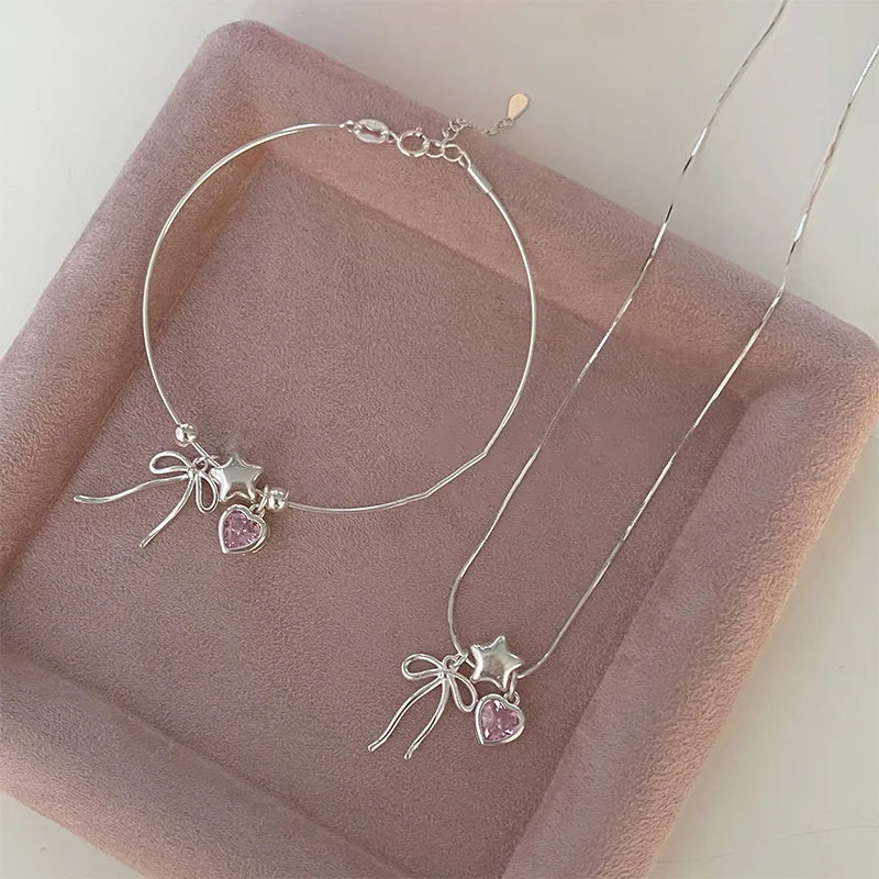 Pulsera y collar con diseño de estrellas, corazones y lazos