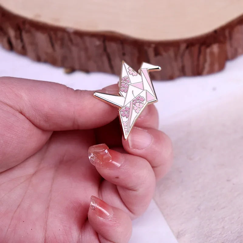 Pin esmaltado grulla de origami sakura