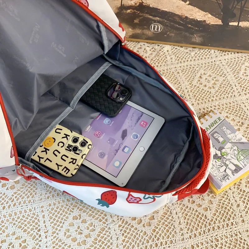 Mochila con estampado de fresas blancas y rojas