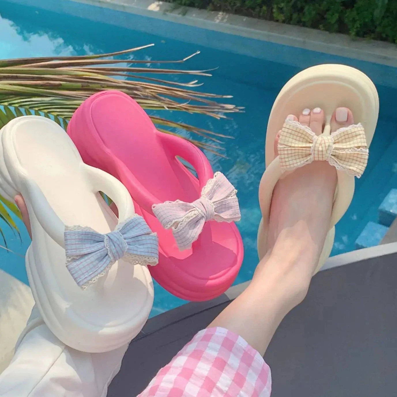 Sandalias de playa con moño lindo
