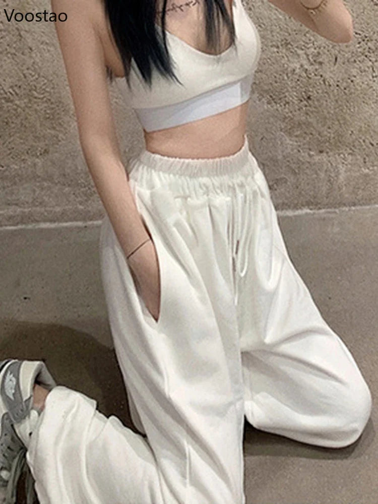 Elegantes joggers blancos tobilleros para mujer