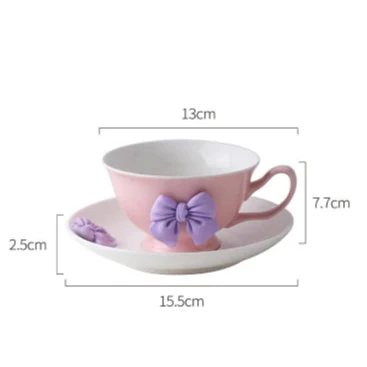 Tazas de café y tazas de té coquetas