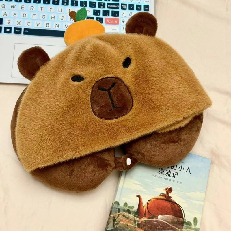 Almohada de cuello de capibara de peluche con sombrero
