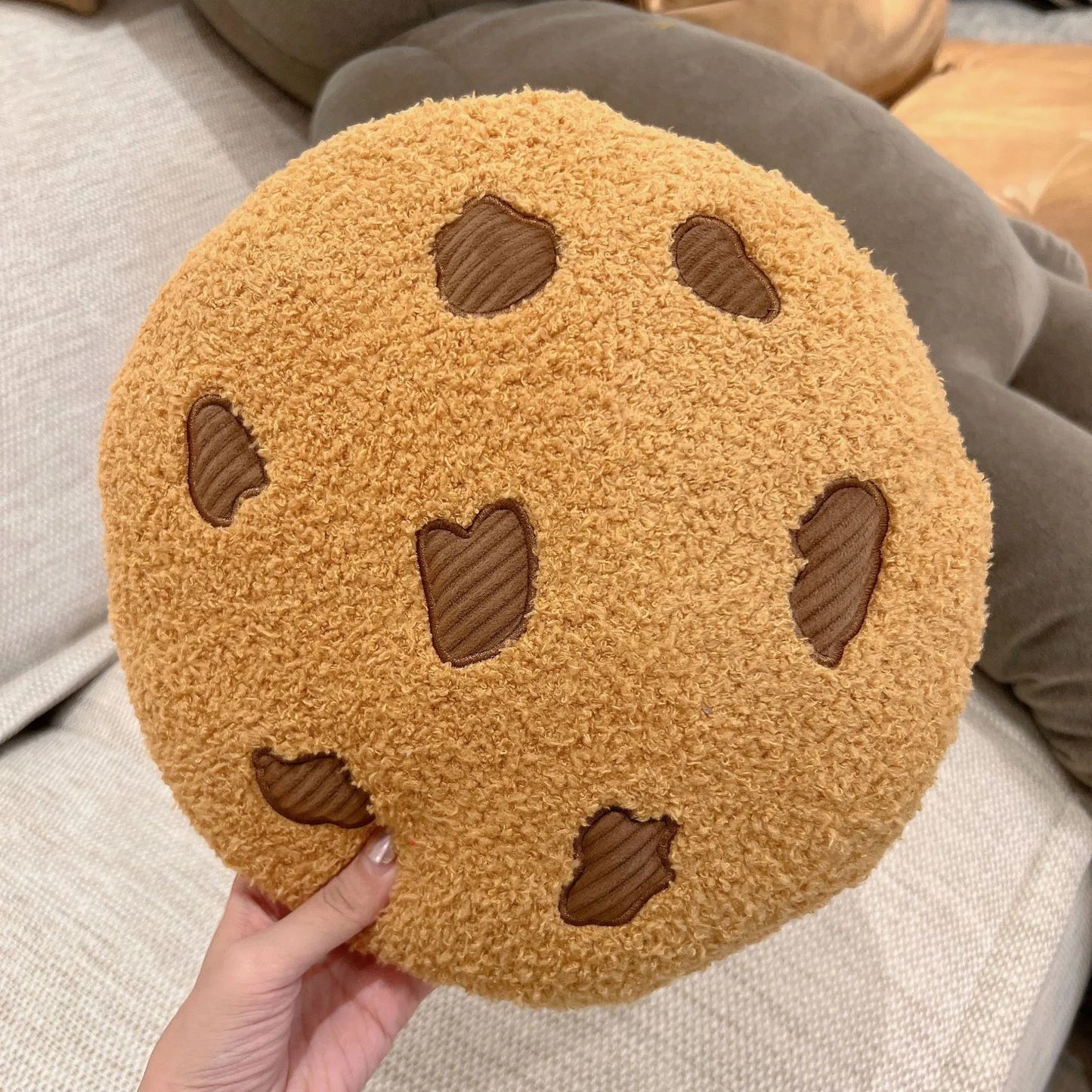 Almohada de peluche de galleta con chispas de chocolate
