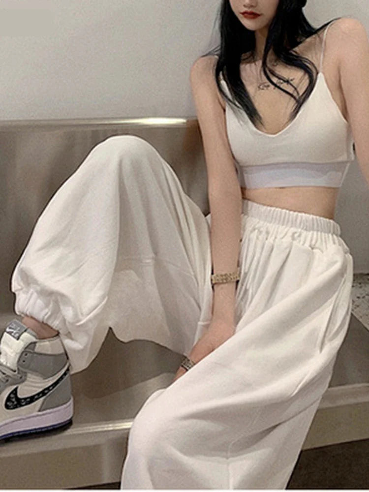 Elegantes joggers blancos tobilleros para mujer