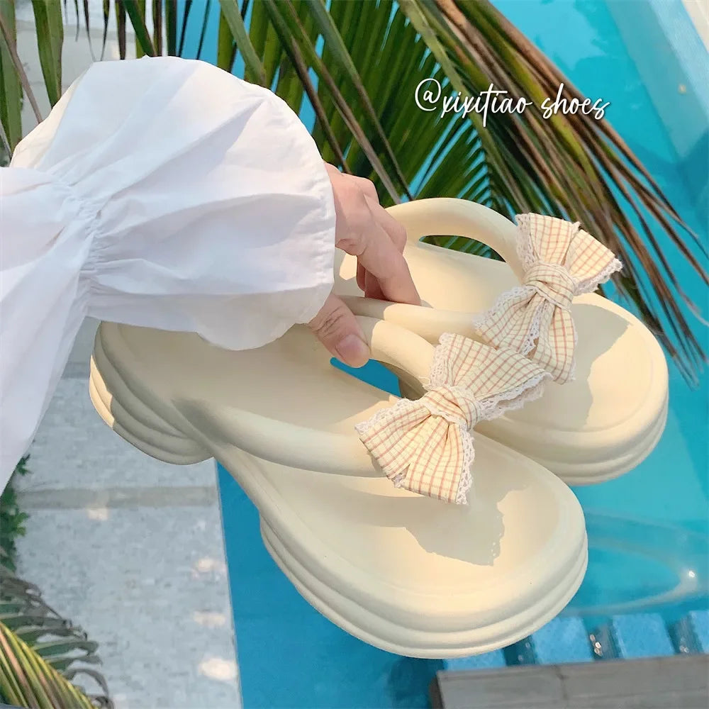 Sandalias de playa con moño lindo