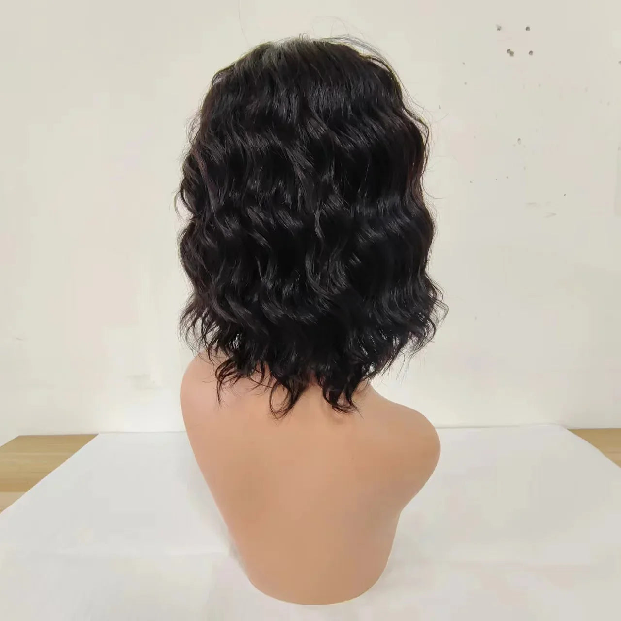 Peluca corta Bob de cabello humano ondulado con flequillo, hecha completamente a máquina, sin pegamento para mujeres negras, peluca de cabello humano ondulado suelto.