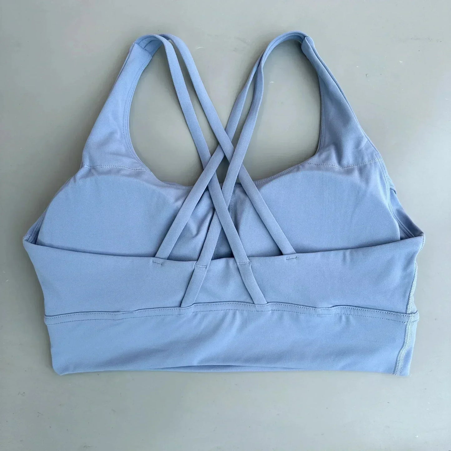 Sujetador deportivo para mujer de color liso, de punto cruzado, suave y de alta resistencia, top ajustado para entrenamiento completo, gimnasio, yoga, ropa interior con almohadillas para el pecho