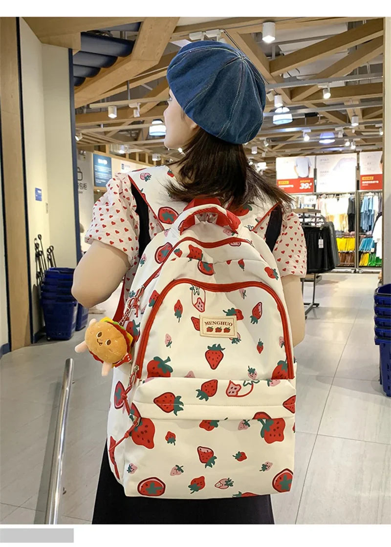Mochila con estampado de fresas blancas y rojas