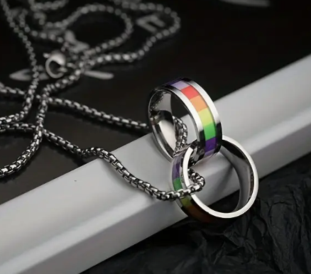 Collar de Orgullo LGBTQ de Doble Anillo Arcoíris de Acero Inoxidable