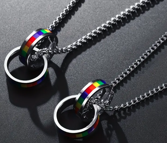 Collar de Orgullo LGBTQ de Doble Anillo Arcoíris de Acero Inoxidable